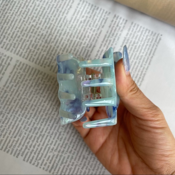 Baby Blue Mermaid-color Butterfly Acrylic Hair Claw Clip - Picture 3 of 6